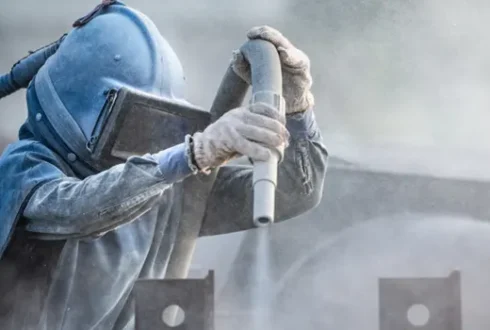 ۴ اقدام ایمنی کلیدی در عملیات رنگ‌آمیزی صنعتی و سندبلاست