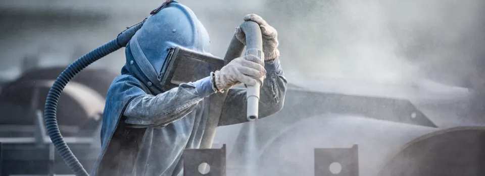 ۴ اقدام ایمنی کلیدی در عملیات رنگ‌آمیزی صنعتی و سندبلاست