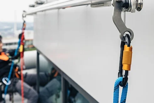 ایمنی در نماکاری و پیچ‌ و‌ رولپلاک سنگ نما، استانداردهای ضروری کار در ارتفاع