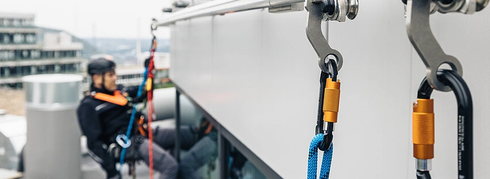 ایمنی در نماکاری و پیچ‌ و‌ رولپلاک سنگ نما، استانداردهای ضروری کار در ارتفاع