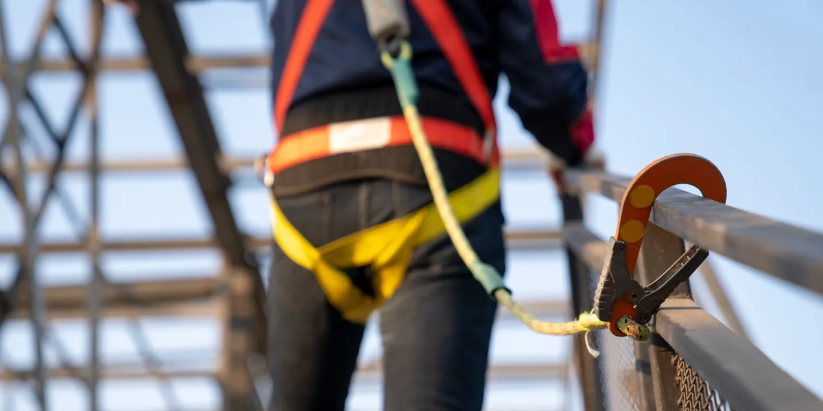 راهنمای جامع لنیارد (Lanyard) برای کار در ارتفاع