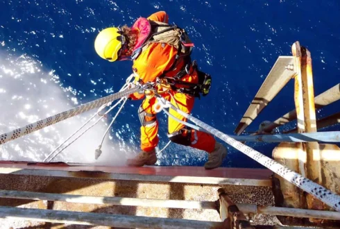 چرا IRATA در پروژه‌های پالایشگاهی یک الزام است نه یک مزیت؟