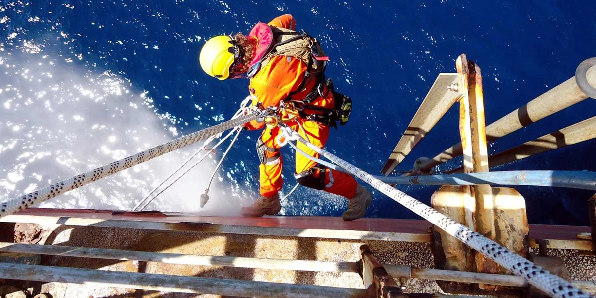 چرا IRATA در پروژه‌های پالایشگاهی یک الزام است نه یک مزیت؟